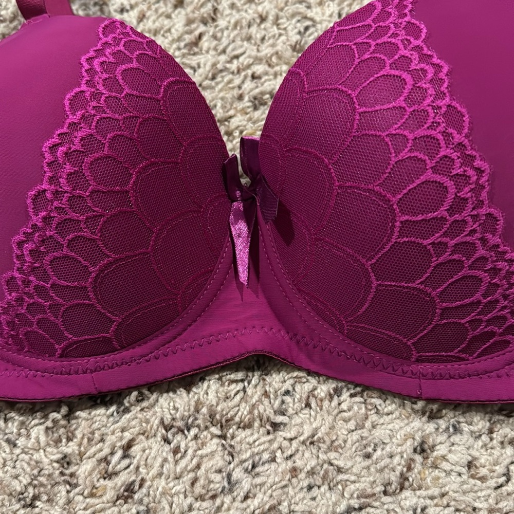Size 34D purple bra with lace detail - Picture 2 of 4
